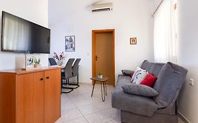 Villa Livia With Three Nice Apartments, Swimming Pool, Childrens Playground, Barbecue And Free Parking